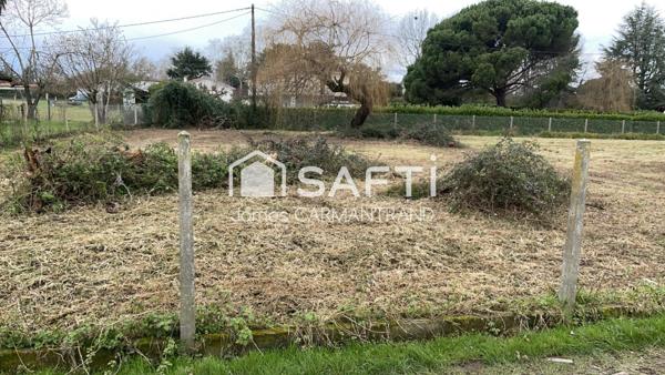 Beau terrain plat, constructible et viabilisé de 986m²