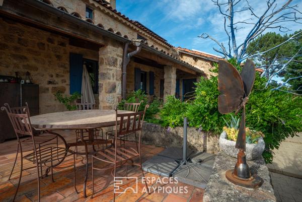 Magnanerie de charme avec vue, piscine et grand terrain arboré