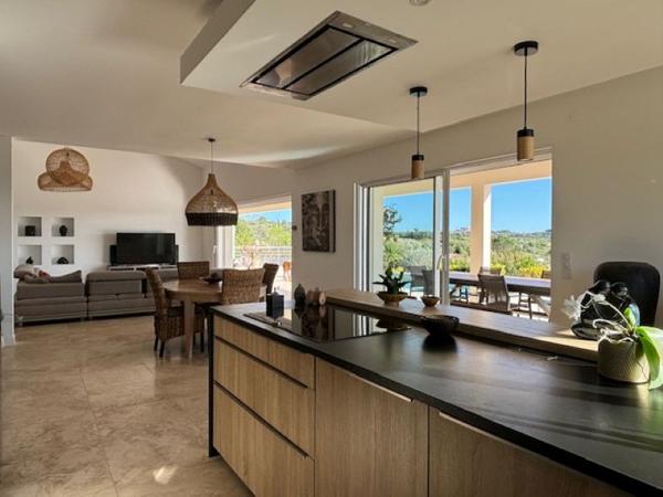 Villa 8 pièce(s) 286 m2 sur terrain de 2800m² +Piscine+ triple garage