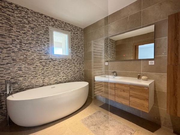 Villa 8 pièce(s) 286 m2 sur terrain de 2800m² +Piscine+ triple garage