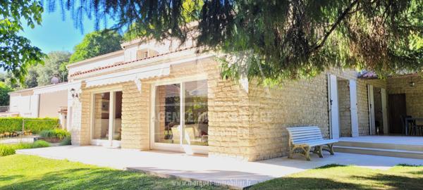 PUYMOYEN - 10 MINUTES D'ANGOULEME - SUPERBE MAISON EN PIERRES DE 260 M², LOGEMENT INDÉPENDANT, 3 GARAGES, LE TOUT SUR TERRAIN CLOS DE 5 266 m²