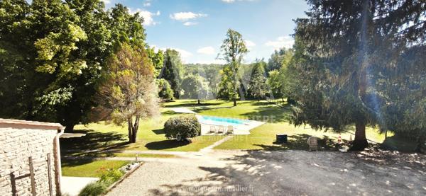 PUYMOYEN - 10 MINUTES D'ANGOULEME - SUPERBE MAISON EN PIERRES DE 260 M², LOGEMENT INDÉPENDANT, 3 GARAGES, LE TOUT SUR TERRAIN CLOS DE 5 266 m²
