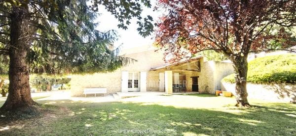 PUYMOYEN - 10 MINUTES D'ANGOULEME - SUPERBE MAISON EN PIERRES DE 260 M², LOGEMENT INDÉPENDANT, 3 GARAGES, LE TOUT SUR TERRAIN CLOS DE 5 266 m²