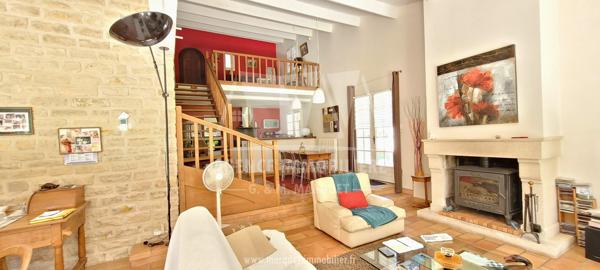 PUYMOYEN - 10 MINUTES D'ANGOULEME - SUPERBE MAISON EN PIERRES DE 260 M², LOGEMENT INDÉPENDANT, 3 GARAGES, LE TOUT SUR TERRAIN CLOS DE 5 266 m²