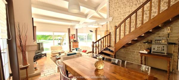 PUYMOYEN - 10 MINUTES D'ANGOULEME - SUPERBE MAISON EN PIERRES DE 260 M², LOGEMENT INDÉPENDANT, 3 GARAGES, LE TOUT SUR TERRAIN CLOS DE 5 266 m²