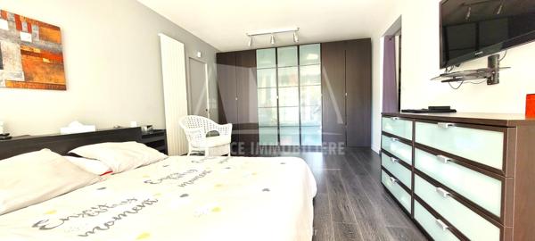 PUYMOYEN - 10 MINUTES D'ANGOULEME - SUPERBE MAISON EN PIERRES DE 260 M², LOGEMENT INDÉPENDANT, 3 GARAGES, LE TOUT SUR TERRAIN CLOS DE 5 266 m²
