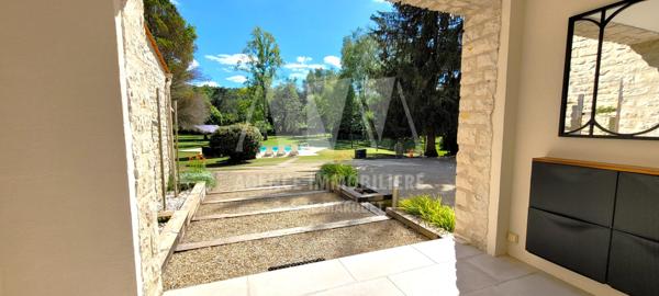 PUYMOYEN - 10 MINUTES D'ANGOULEME - SUPERBE MAISON EN PIERRES DE 260 M², LOGEMENT INDÉPENDANT, 3 GARAGES, LE TOUT SUR TERRAIN CLOS DE 5 266 m²