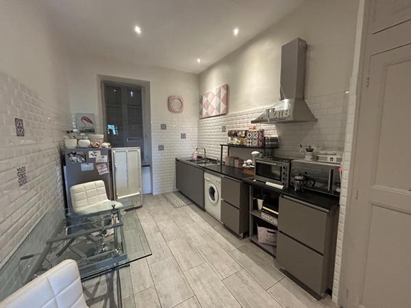 Immeuble à Carcassonne : 1 local, 2 appartements et une dépendance