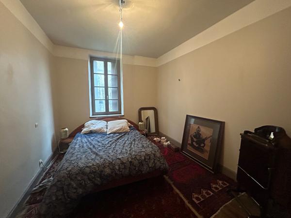 Immeuble à Carcassonne : 1 local, 2 appartements et une dépendance