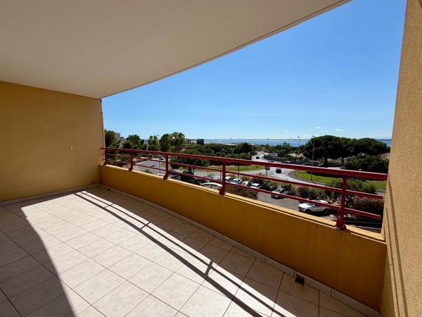 Appartement avec terrasse, vue sur l'étang et place de parking !