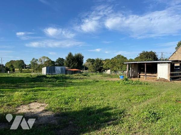 A vendre sur la commune de Le Val-Saint-Père, terrain à bâtir hors lotissement non viabilisé d'...