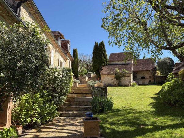 Maison ancienne - Thenon Au coeur du Périgord, dans un hameau authentique à 15 min d'Hautefort, authentique propriété de caractère avec piscine.