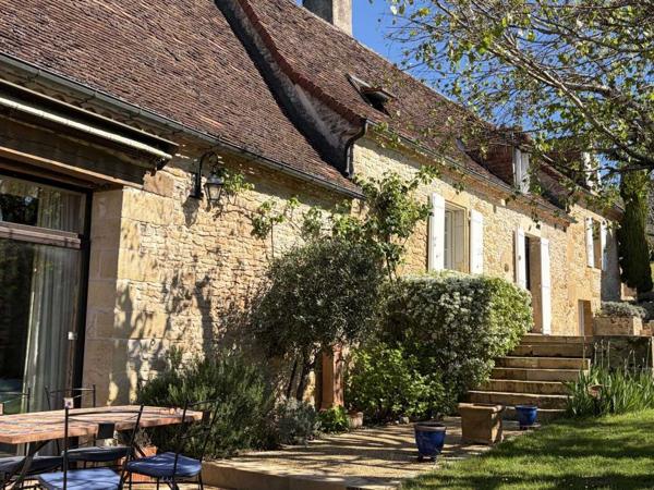 Maison ancienne - Thenon Au coeur du Périgord, dans un hameau authentique à 15 min d'Hautefort, authentique propriété de caractère avec piscine.