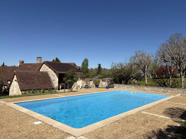 Maison ancienne - Thenon Au coeur du Périgord, dans un hameau authentique à 15 min d'Hautefort, authentique propriété de caractère avec piscine.
