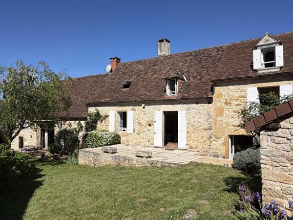 Maison ancienne - Thenon Au coeur du Périgord, dans un hameau authentique à 15 min d'Hautefort, authentique propriété de caractère avec piscine.