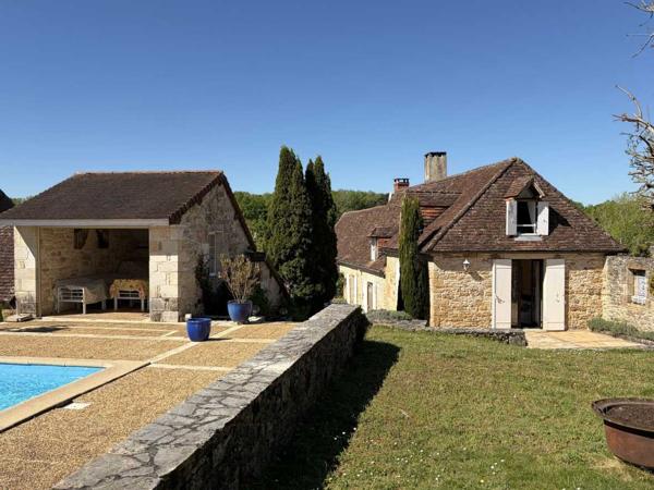 Maison ancienne - Thenon Au coeur du Périgord, dans un hameau authentique à 15 min d'Hautefort, authentique propriété de caractère avec piscine.