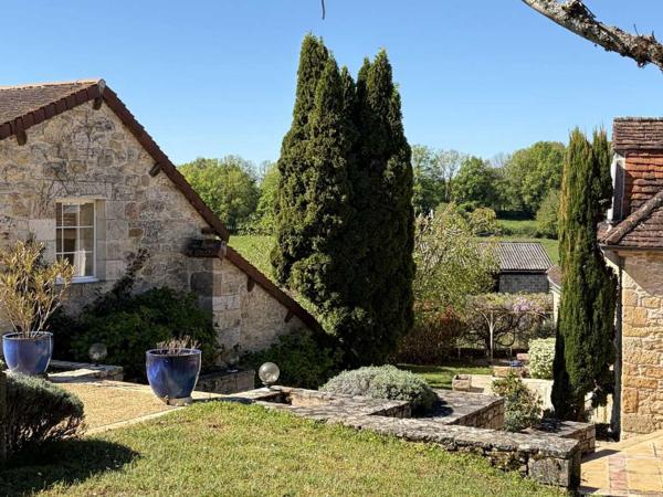 Maison ancienne - Thenon Au coeur du Périgord, dans un hameau authentique à 15 min d'Hautefort, authentique propriété de caractère avec piscine.