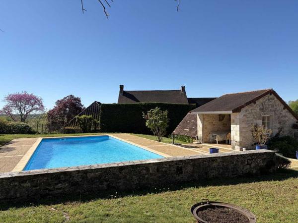 Maison ancienne - Thenon Au coeur du Périgord, dans un hameau authentique à 15 min d'Hautefort, authentique propriété de caractère avec piscine.