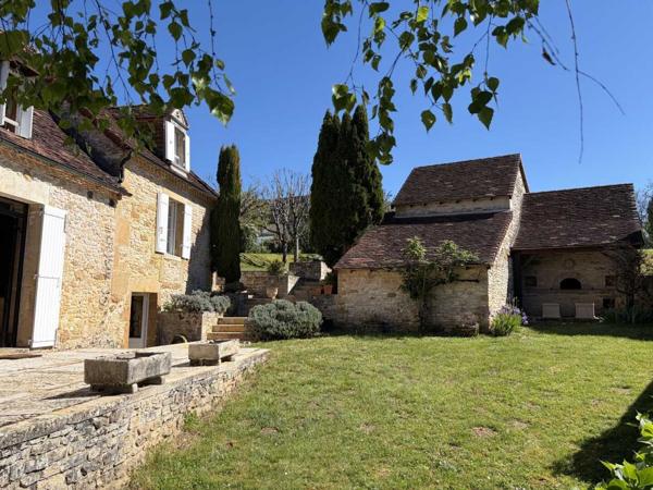 Maison ancienne - Thenon Au coeur du Périgord, dans un hameau authentique à 15 min d'Hautefort, authentique propriété de caractère avec piscine.