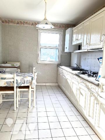 LANDERNEAU, le centre à pieds pour cet appartement en dalle béton, deux chambres et GARAGE