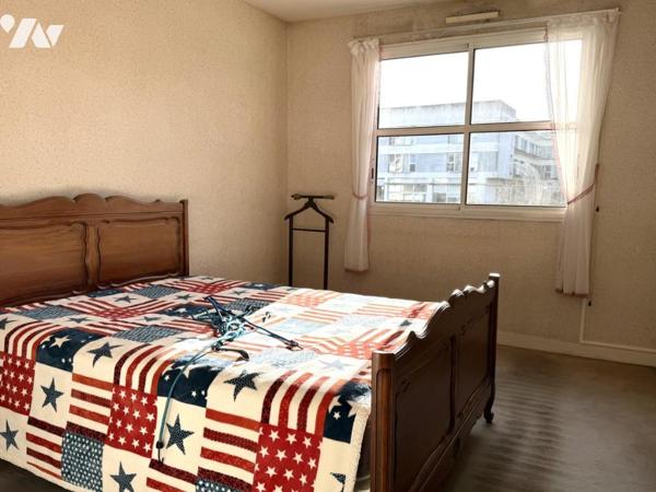 LANDERNEAU, le centre à pieds pour cet appartement en dalle béton, deux chambres et GARAGE