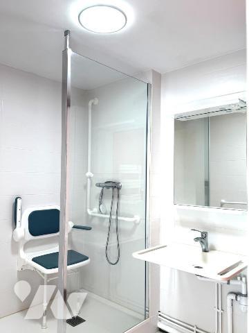 LANDERNEAU, le centre à pieds pour cet appartement en dalle béton, deux chambres et GARAGE