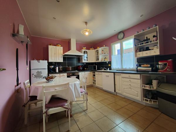 Joli pavillon traditionnel de 150 M² habitable, comprenant séjour double avec cinq chambres sur 500m² de terr Allonne (60000)