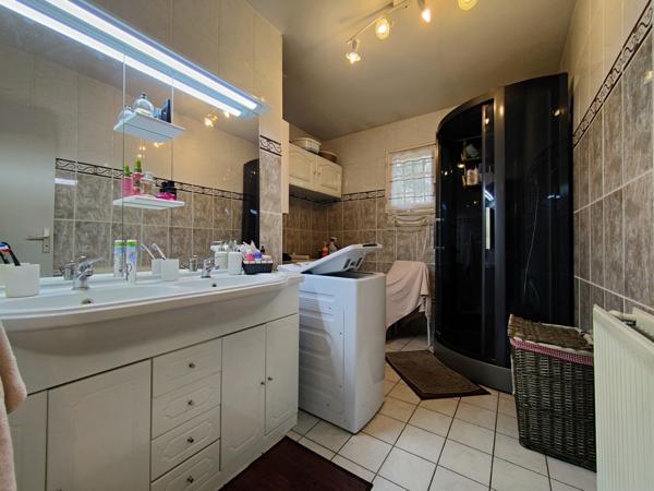 Joli pavillon traditionnel de 150 M² habitable, comprenant séjour double avec cinq chambres sur 500m² de terr Allonne (60000)