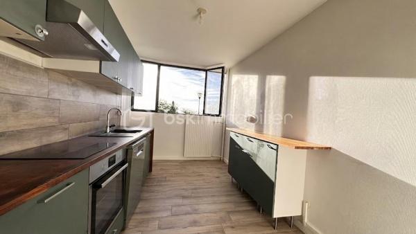 Appartement lumineux avec balcon et cave.
Découvrez ce charmant appartement de type3, idéalement situé au 1er étage sur 10 d'une copropriété bien entretenue.
Ses atouts principaux : lumineux et fonctionnel.
Une disposition optimisée des pièces et une belle clarté naturelle au quotidien.
Un grand dressing sur mesure aménagé pour un confort optimal.
Balcon et cellier.
Une cave vient compléter ce bien.