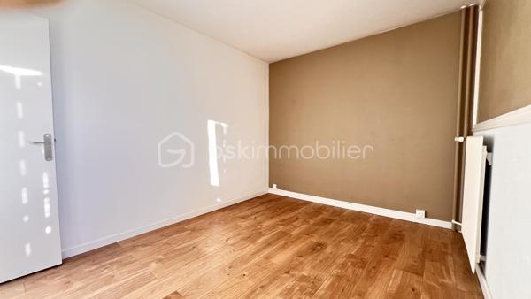 Appartement lumineux avec balcon et cave.
Découvrez ce charmant appartement de type3, idéalement situé au 1er étage sur 10 d'une copropriété bien entretenue.
Ses atouts principaux : lumineux et fonctionnel.
Une disposition optimisée des pièces et une belle clarté naturelle au quotidien.
Un grand dressing sur mesure aménagé pour un confort optimal.
Balcon et cellier.
Une cave vient compléter ce bien.