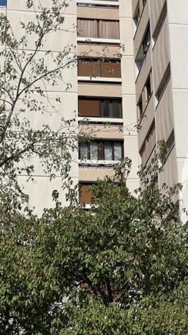 Appartement lumineux avec balcon et cave.
Découvrez ce charmant appartement de type3, idéalement situé au 1er étage sur 10 d'une copropriété bien entretenue.
Ses atouts principaux : lumineux et fonctionnel.
Une disposition optimisée des pièces et une belle clarté naturelle au quotidien.
Un grand dressing sur mesure aménagé pour un confort optimal.
Balcon et cellier.
Une cave vient compléter ce bien.
