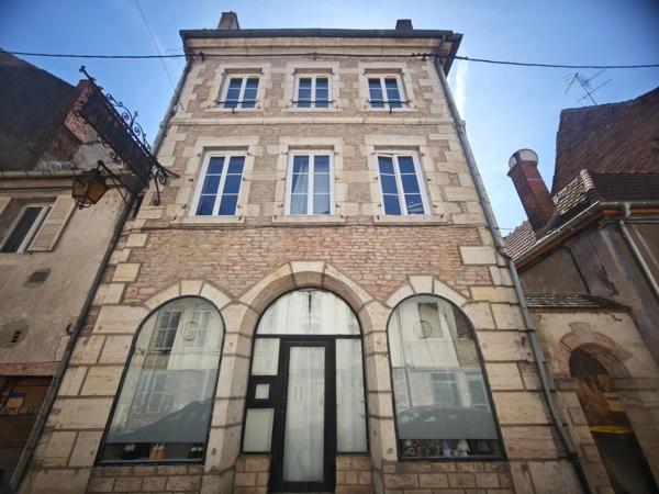 Maison de ville à fort potentiel – 256 m² – Idéal projet mixte habitation + local professionnel – Auxonne