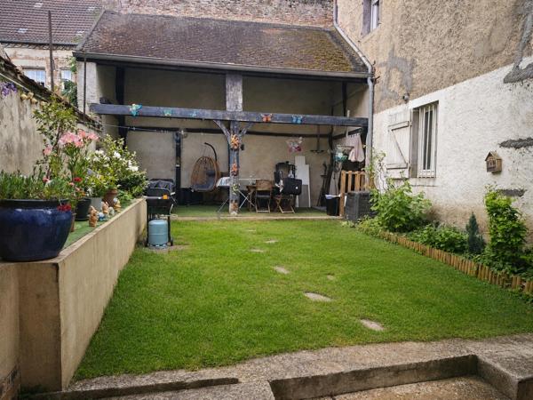Maison de ville à fort potentiel – 256 m² – Idéal projet mixte habitation + local professionnel – Auxonne