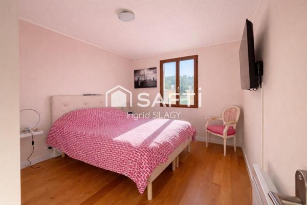 Maison lumineuse avec véranda, piscine et garage