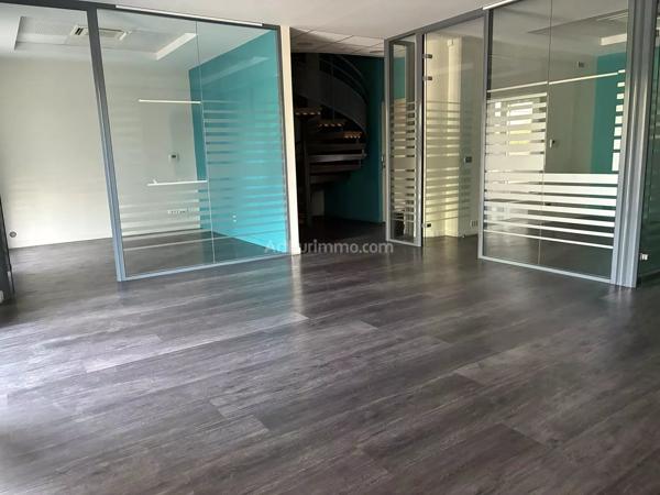 Location                                                      Local commercial
                        
                     6 pièces                      154 m2                     à La Penne-sur-Huveaune