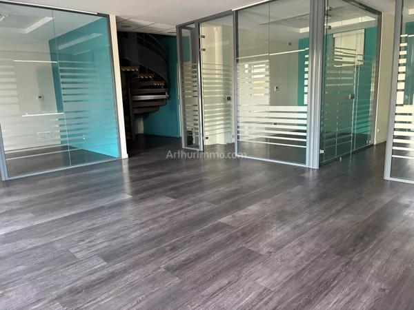 Location                                                      Local commercial
                        
                     6 pièces                      154 m2                     à La Penne-sur-Huveaune