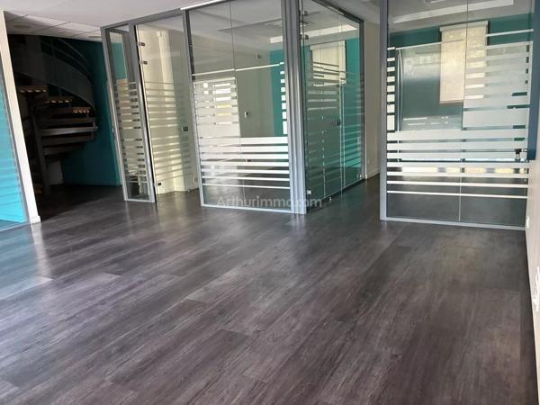 Location                                                      Local commercial
                        
                     6 pièces                      154 m2                     à La Penne-sur-Huveaune