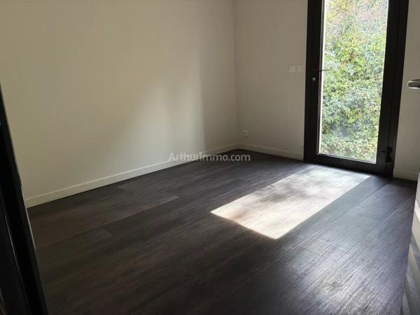 Location                                                      Local commercial
                        
                     6 pièces                      154 m2                     à La Penne-sur-Huveaune