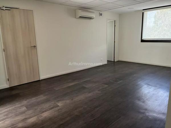 Location                                                      Local commercial
                        
                     6 pièces                      154 m2                     à La Penne-sur-Huveaune