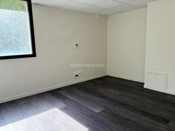 Location                                                      Local commercial
                        
                     6 pièces                      154 m2                     à La Penne-sur-Huveaune