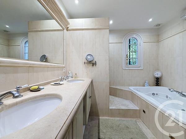 Maison à vendre  5 pièces - 231 m 2   MORIERES LES AVIGNON  - 84
