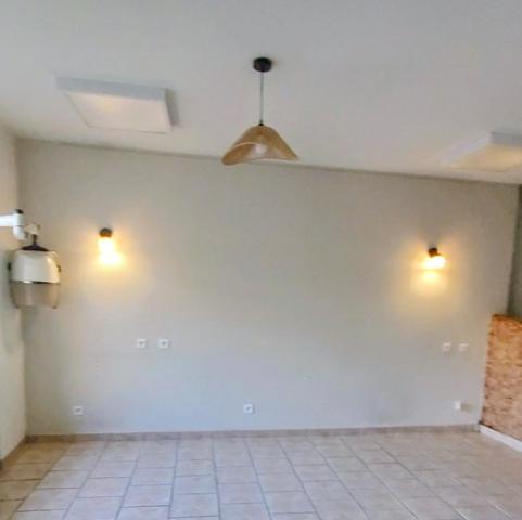 Immeuble de rapport MUSSIDAN: Local Pro + Appartement T3 indépendant- Fort potentiel.