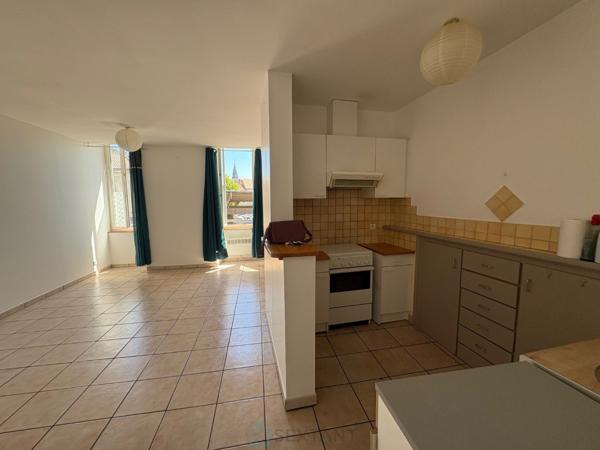 Immeuble de rapport MUSSIDAN: Local Pro + Appartement T3 indépendant- Fort potentiel.