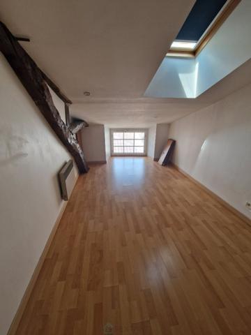 Immeuble de rapport MUSSIDAN: Local Pro + Appartement T3 indépendant- Fort potentiel.