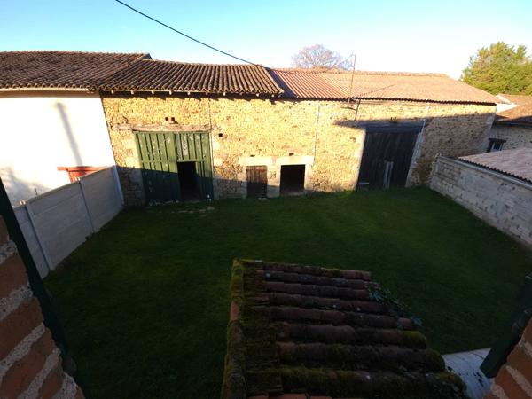 Maison en pierres avec grange