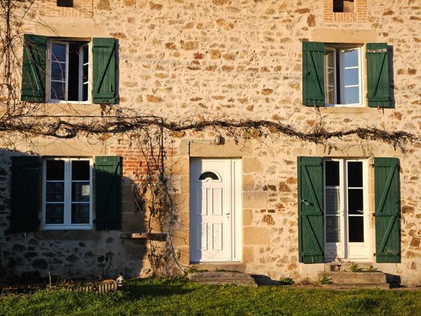Maison en pierres avec grange