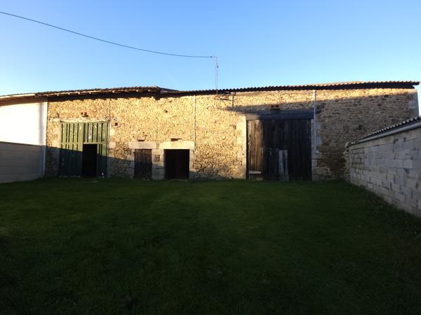Maison en pierres avec grange