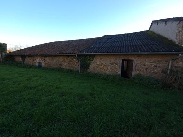 Maison en pierres avec grange