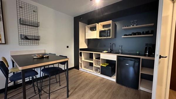 Dans résidence hôtelière, appartement meublé de 52 m2 Royalieu proche de l'ESCOM