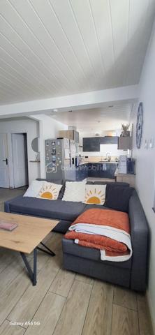 Cette maison de village de 61 m², nichée dans un cadre paisible, a été entièrement rénovée avec des matériaux haut de gamme.

 Les deux chambres, baignées de lumière, offrent un espace cosy, tandis que le bureau ou dressing permet une flexibilité parfaite. La cuisine, ouverte sur le salon-séjour, est équipée de façon moderne, avec des finitions soignées. 

Chaque fenêtre et la porte d’entrée sont en double vitrage, garantissant confort et isolation.

 Idéalement située, à quelques minutes de grandes villes comme Nemours ou Fontainebleau, à  1h20 de Paris et 2h20 de Disneyland Paris cette maison offre un équilibre parfait entre tranquillité villageoise et accessibilité urbaine.

N'hésitez pas à me contacter pour organiser une visite exceptionnelle.